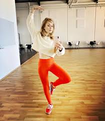 Im video erklärt er, warum er lieber einen der männlichen profis als tanzpartner hätte. Tejiyzbst5b2zm