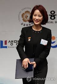 She received the best newcomer (female) award in 2006 and got the excellence award of in 2013, kim ji min received the top excellence award of kbs entertainment awards as well. S Korean Comedian Kim Ji Min Wins Savings Day Award Yonhap News Agency