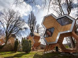 Urlaub In Der Bienenwabe Modernes Baumhaus Herberge Baumhaus Designs