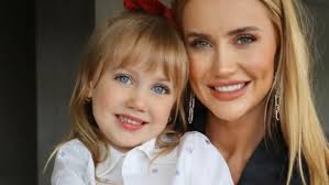 Vicky, filha de Ana Paula Siebert, encanta as redes sociais