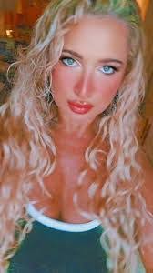 Elise Carrasco's Instagram, Twitter & Facebook