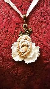 Collier Moyen Age Reine Alienor D Aquitaine Visage Fleuri Ceramique Rose Fleur Velours Pendentif Bouquet Roses Pendant Necklace Silver Necklace