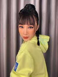 Nổi tiếng sớm nhưng angela phương trinh cũng nhanh chóng trở thành một ngôi sao gây tranh cãi vì cách ăn mặc phản cảm cũng như đời sống riêng tư. Dan Sao Kinh Váº¡n Hoa Sau 16 NÄƒm Há»™i Nam Chinh Ä'á»u Ä'a Káº¿t Hon Ná»¯ Chinh Ä'á»‹nh CÆ° á»Ÿ Uc Angela PhÆ°Æ¡ng Trinh á»Ÿ áº©n Váº«n Hot