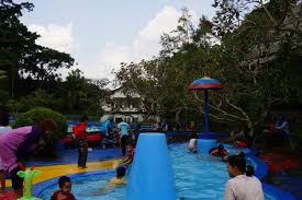 Biaya masuk kolam renang yang terbuka untuk umum pun biasanya tergolong tidak mahal. Hotel Taman Mangkubumi