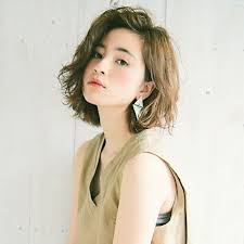 涼しい風が流れる晩夏は 軽やかウェービーボブでのんびり過ごして マキアオンライン maquia online 髪型 ボブ ヘアスタイリング ヘアスタイル