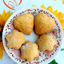 Il miele darà un gusto e un profumo del per iniziare a preparare i vostri biscotti al miele morbidi e friabili, lasciate ammorbidire il burro santa lucia e montatelo insieme allo zucchero. Biscotti Al Mascarpone Cuoca Per Passione