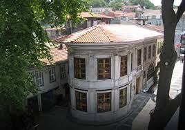 .yıldız teknik üniversitesi bünyesinde 1986 yılında hizmet vermeye başlayan şevket sabancı kütüphanesi toplam 2.764 m2 alan üzerinde kurulmuş olup, 2.264 m2 kapalı alana sahiptir. Kutuphaneler