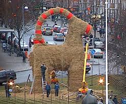 Den populära halmbocken kan följas via webbkamera och på sociala medier så länge han står på plats vid slottstorget. Einweihung Des Gavlebocken Im Schwedischen Gavle Am 2 Dezember 2012