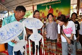 ศรีสะเกษ แห่ส่องเลขเด็ดจาก พิธีฉลองพัดยศพระอาจารย์เทียนชัยศิษย์เอกหลวงปู่สรวง  - Youtube