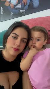 Karol Parra Maneja un Camión en Acción