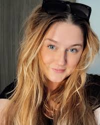 Molly Meeks's Instagram, Twitter & Facebook