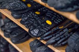 Un bon cordonnier peut faire des miracles. Ressemelage Chaussure De Montagne Alpinisme Randonnee La Cordonnerie Alpine Ressemelage De Chaussons D Escalades Chausson Escalade