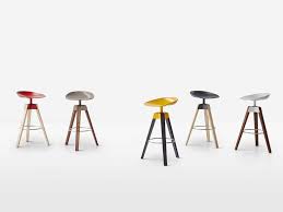 sgabello alto su trespolo in polipropilene con poggiapiedi plumage by bonaldo design archirivolto chaise cuisine tabouret tabouret haut