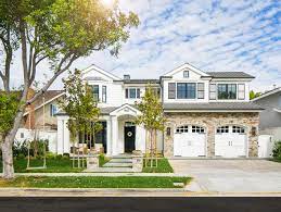 Most local homes in this style were built during its revival period from the 1920s to 1950s. California Cape Cod Home Design Home Bunch Interior Design Ideas