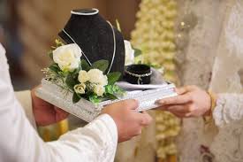 Dia ajarkan dan sebarkan kepada masyarakat. Bedanya Seserahan Hantaran Dan Mahar Calon Manten Banyak Yang Belum Paham Nih