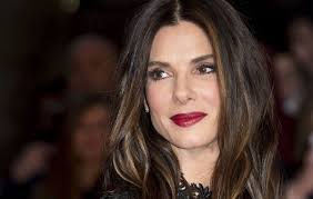 Κωμωδία με τους σάντρα μπούλοκ, μάικλ κέιν, μπέντζαμιν μπρατ. H Santra Mpoylok Kai To Yperoxo Spiti Ths Sto Dytiko Xolygoynt Globalview Ritsmascorner