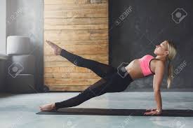 Jovem Mulher Loira Magra Na Aula De Ioga Fazendo Exercícios De Asana.  Menina Do Purvottanasana, Pose De Prancha Para Cima. Estilo De Vida  Saudável No Clube De Fitness. Foto Royalty Free, Gravuras,