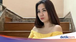 Tante ernie, tante seksi yang tampil di sekutfm gofar hilman jadi viral dan mencuri perhatian. Tante Ernie Bingung Dirinya Disebut Pemersatu Bangsa