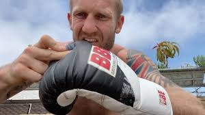 Is there any evidence behind this 🤔? I believe it makes you mentally  stronger. #Boxingtraining #boxingworkout #boxingmittwork #mittwork #padwork  #boxingfitness #boxer #boxnburn #boxingdrill #boxnburncertified  #anniejacobsen #tonyjeffries #boxingtip ...