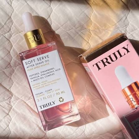 🍦 TRULY SOFT SERVE AFTER SHAVE OIL Piel suave, luminosa y sin irritación  💖 ✨ ¿Qué es? Un aceite post-afeitado ultra hidratante que calma la piel y  la deja con un glow