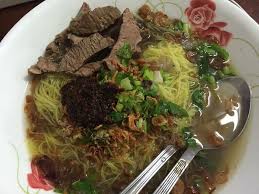 Sup tulang (beef bone soup) is an aromatic beef soup flavoured with spices like coriander, cinnamon, chilli, onions and aniseed. Dedapurmama Bihun Sup Utara