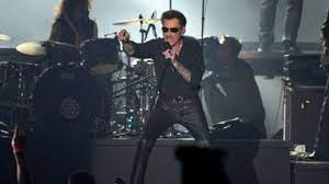 Johnny a chanté pour la dernière fois publiquement à carcassonne au mois de juillet 2017. Rester Vivant Chante Par Johnny Hallyday Au Palais 12 Prend Tout Son Sens