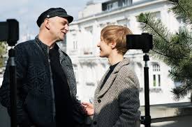 Kuba obraca się w gronie lokalnych gangsterów dowodzonych przez stryja (janusz chabior), który nowy polski serial hbo europe ślepnąc od świateł powstał na podstawie bestsellerowej powieści. Janusz Chabior Wole Byc Lowca Niz Zbieraczem Anywhere Pl