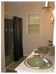 what color walls for this avocado bathroom?