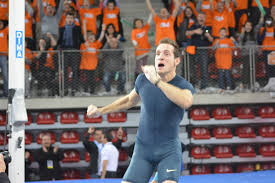 Le perchiste français renaud lavillenie s'est marié ce dimanche avec anaïs poumarat, sa compagne depuis onze ans avec laquelle il a déjà eu une fille. Athletisme Folle Soiree Pour Les Perchistes Au Kindarena De Rouen 76actu
