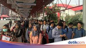 Setelah semua file itu siap, maka bawalah file itu ketempat fotocopy yang menyediakan layanan scan. Persaingan Ketat Sarjana Pun Melamar Lowongan Sma