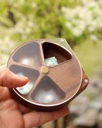 pillcase 回転する蓋で薬が取り出し易いおしゃれで便利な木製ピルケース 薬入れ 北欧風デザイン hacoaブランド 北欧風木製雑貨 名入れの贈り物 ギフト通販 hacoa ピルケース レーザー加工 蓋