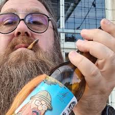 Gisteren PLANCKGAS 🤘🏻 kunnen presenteren aan mister Erwin! 😎 Barley  wine, gerijpt op getoaste Franse eik 👌🏻 Santé! 💪🏻🍺✨️ Opgelet:  Alcoholmisbruik schaadt de gezondheid. (Een verzuurde samenleving ook.) 🥰  #TheHopSaSamLab #HopSaSam #Oudenaarde #