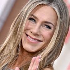 Jennifer Aniston Embraced Her Gray Roots, and Were Very Much Here for It |  SELF