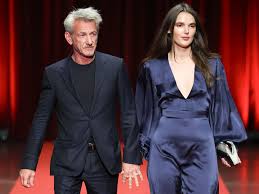 Sean Penn (65) reaparece con su novia, la modelo Valeria Nicov (30), y todos se fijan en este detalle