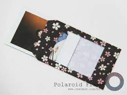 Polaroid merupakan kamera klasik atau bisa dibilang kamera pertama yang bisa membuat hasil jepretan foto langsung jadi seketika. Pin On Things To Share