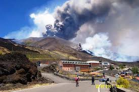 Italy's mount etna began spewing hot ash and lava overnight, forcing authorities to close two airports in eastern sicily. Etna Guided Tours Katania Wlochy Opinie Tripadvisor