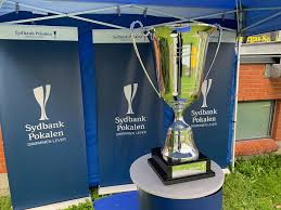 Sydbank pokalen er det nuværende navn for dbu pokalen (eller blot pokalturneringen), en årlig dansk fodboldturnering arrangeret af dbu. Nykobing Fc Moder Hb Koge I Sydbank Pokalen Nykobing Fc
