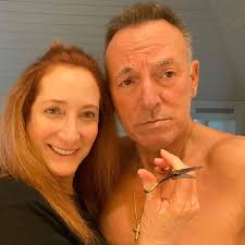 Bruce springsteen turned 65 this week, and the rockstar continues to inspire me. Bruce Springsteen In Der Corona Krise Haarschnitt Von Patti Scialfa Der Spiegel