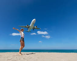 This tropical locale on the east coast of the gulf of thailand is popular with tourists and locals alike. Fotoverbot Am Phuket Airport Beach