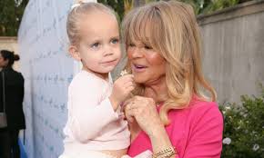 Kurt russell and goldie hawn started dating on valentine's day 1983 and are still going strong nearly four decades later. Goldie Hawn And Kurt Russell S Eighties Throwback Photo With Kids Has To Be Seen Hello