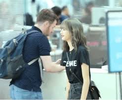 The best gifs are on giphy. Netizens Are Heartbroken After Seeing A Gif Of Lisa Smiling And Running Towards The Ex Manager Who Scammed Her Allkpop