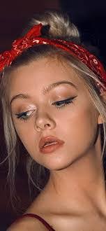 Elizabeth Paradis's Instagram, Twitter & Facebook