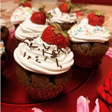 Čokoladni mafini sa jagodama🍓🍫 🍓Sastojci za 10 mafina : 150g brasna 80g  secera 1 puna kasika kakaa pola kesice praska za pecivo 50g iseckane  cokolade 150 ml mleka 1 jaje 80ml ulja