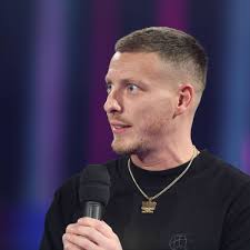 Felix Lobrecht schießt gegen E-Autos: „Keiner will die Dinger“