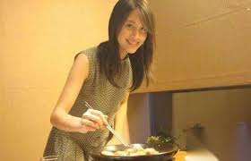 和整理者，本人非常愿意结识更多关心林奕含的人，谢谢。 字数太多，一篇放不下，分为两篇，以下 奇迹和威力不再属于诗人。 诗人之所以受到爱戴，正是因为他们在这方面无能为力。」 林奕含. æž—å¥•å«çš„è€å…¬æ˜¯è° æž—å¥•å«çš„ä¸ˆå¤«ç…§ç‰‡ æ˜Žæ˜ŸåŠ¨æ€ æ'©ç™»è°·