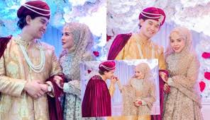 This is azwin+faliq malam berinai by rajawali on vimeo, the home for high quality videos and the people who love them. Inai Merah Di Jari Sarung Pakaian Ala Ala Bollywood Ini Moment Malam Berinai Ardell Nadzmi Media Hiburan