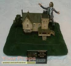 Discover our merchandise officially licensed beetlejuice for collectors and fans of the tim burton's movie: Beetlejuice Scale Model Of The Maitland S House Replica Movie Model