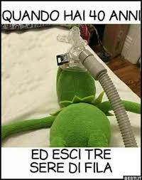 Quando Hai 40 Anni Ed Esci 3 Sere Di Fila Sei Da Ricovero Immagini Divertenti Divertente Citazioni Divertenti