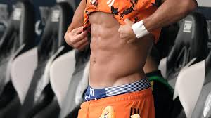 Cristiano ronaldo dos santos aveiro) родился 5 февраля 1985 года в фуншале (о. Cristiano Ronaldo Begeistert Fans Mit Schlupper Show