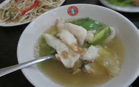 Jika kesulitan mencari ikan tenggiri, maka tak usah berkecil hati atau bahkan mengurungkan niat anda untuk coba memasak resep sup ikan yang saya bagikan. Sop Ikan Batam Gurih Hangat Mengepul Sop Ikan Tenggiri Dari Batam